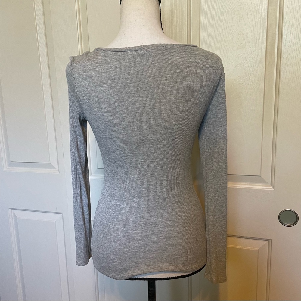 Venus Top Women’s Size Small Gray V-Neck Long Sleeve Ribbed EUC - Picture 2 of 9